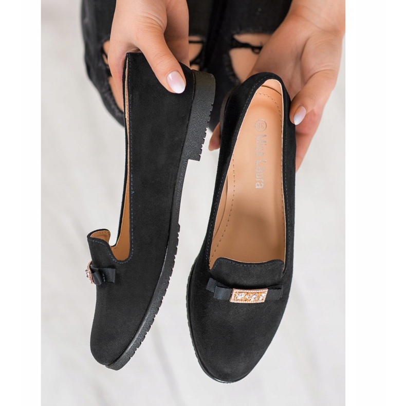 Miss Laura Lords With Ornament musta 1