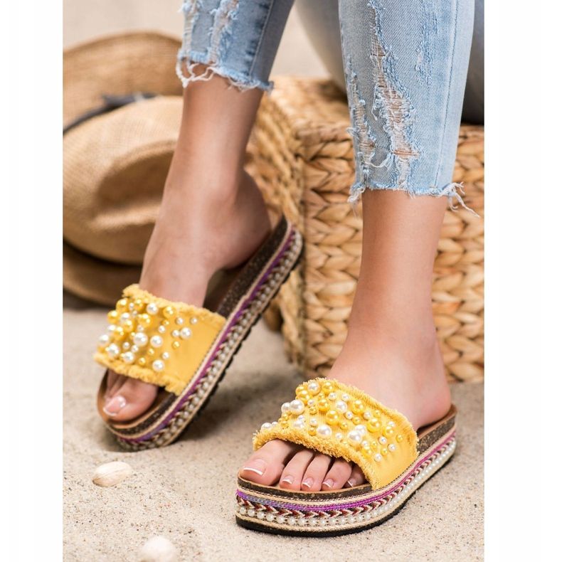 Small Swan Tossut lavalla helmillä keltainen 2