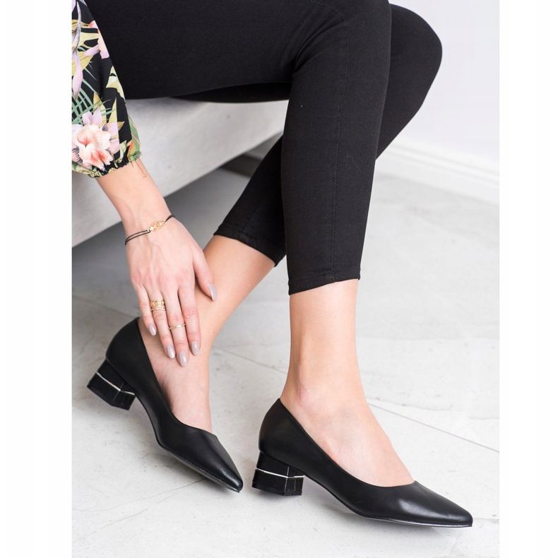 Goodin Pumput koristehihnalla musta 1