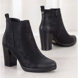 Saappaat baarissa Sergio Leone musta 2