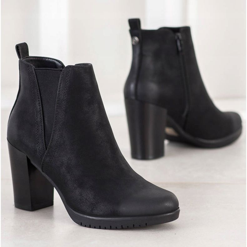 Saappaat baarissa Sergio Leone musta 2