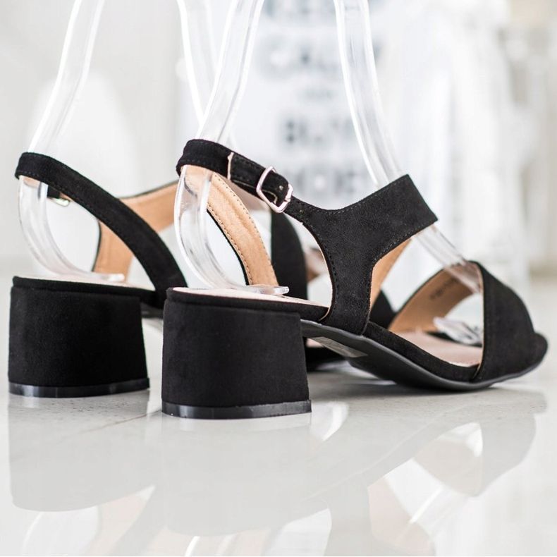 Kylie Mustat sandaalit matalalla tangolla 1