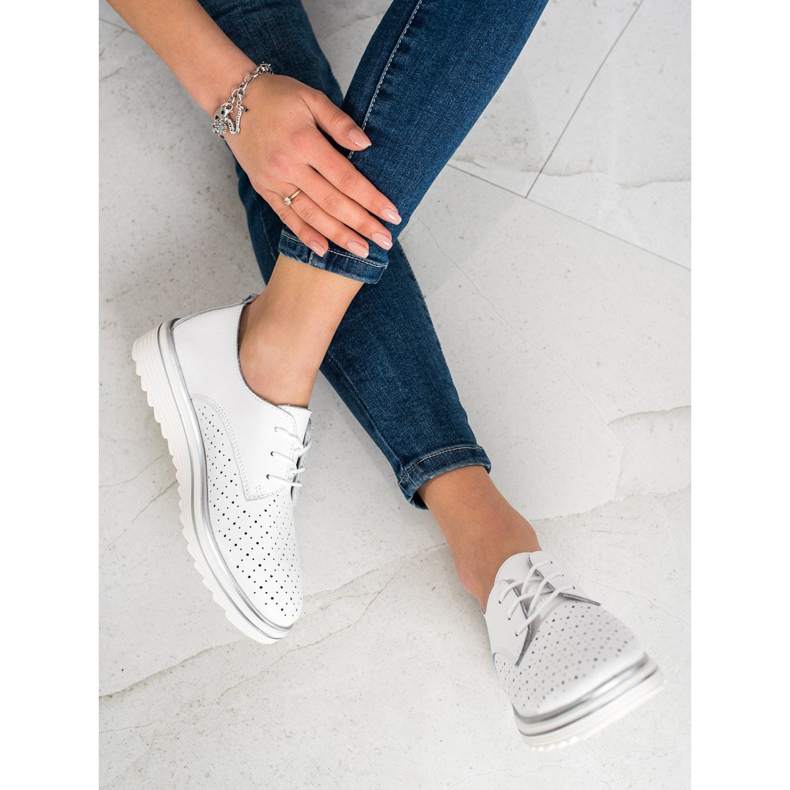 Kylie Nahka murtuu alustalla valkoinen 2