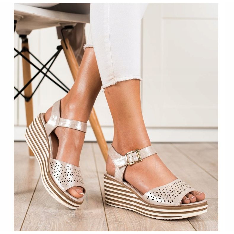 Kiiltävät kultaiset sandaalit Sergio Leonelta kultainen 1