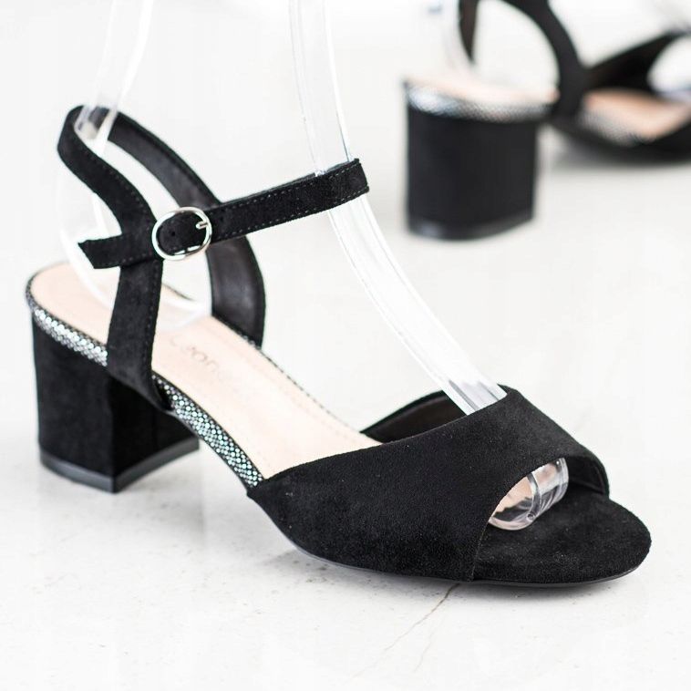 Mustat sandaalit baarissa Sergio Leone 1