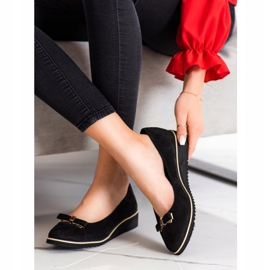 Goodin Musta murisee jousella 1