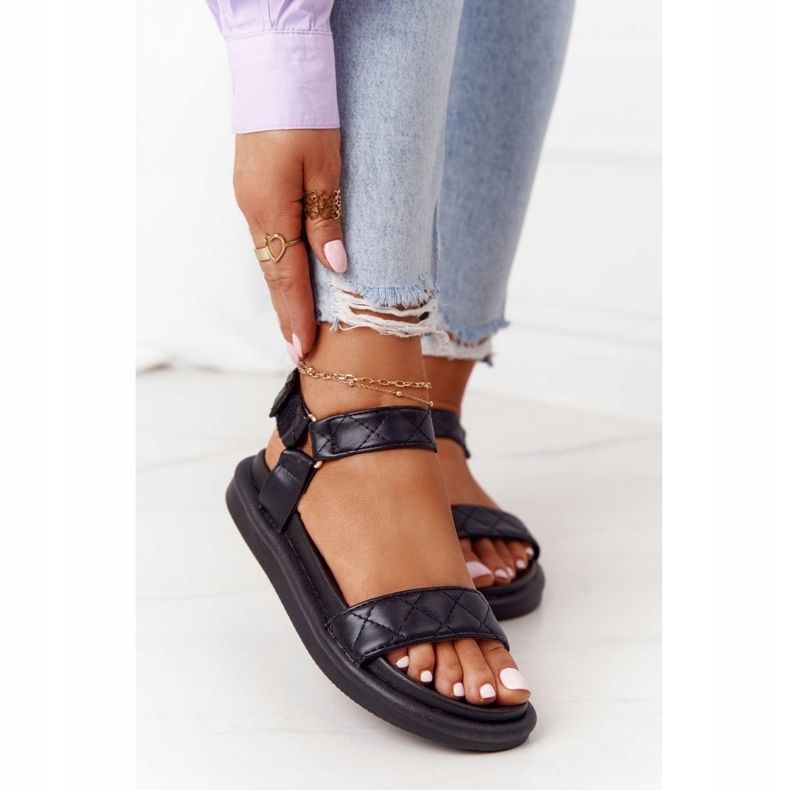 PS1 Mustat käännettävät sandaalit tikkauksella alustalla 2