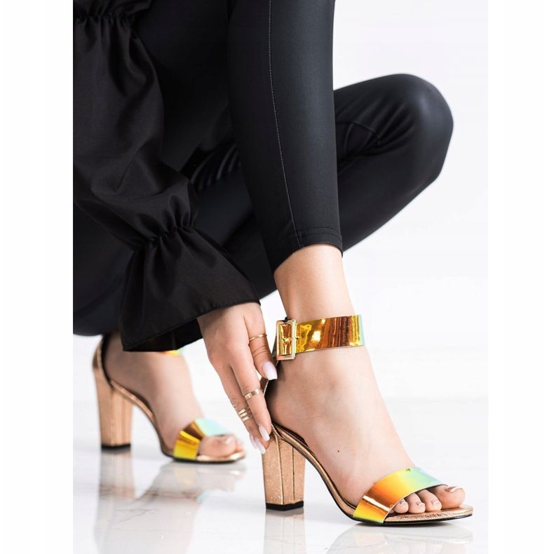 Goodin Sandaalit baarissa, jossa on holoefekti kultainen 2