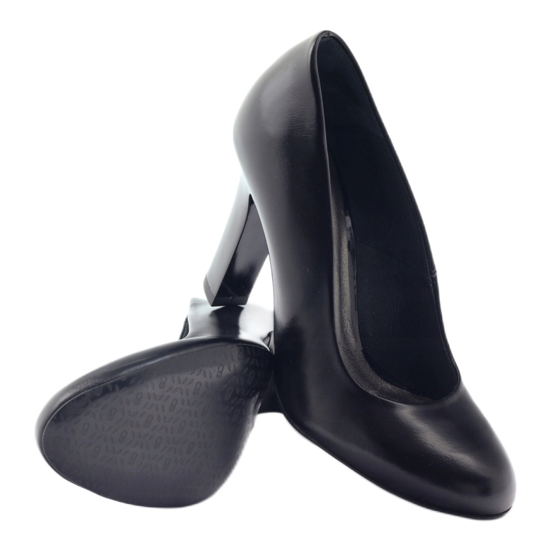 Edeo Mustat pumput pylväässä 3