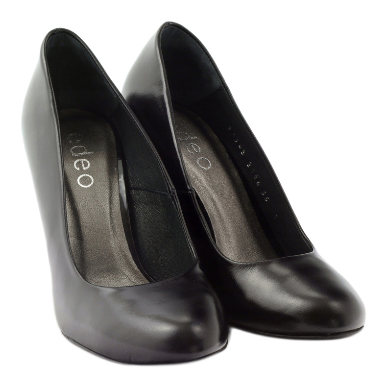 Edeo Mustat pumput pylväässä 4