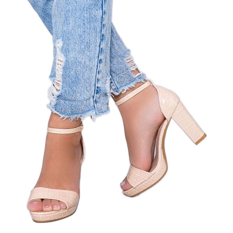 Beige sandaalit postissa, jossa on musta ruusun nahkainen kuvio 1