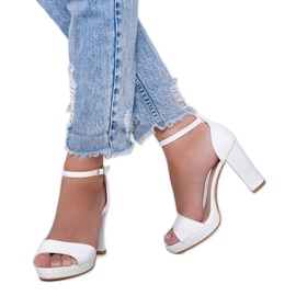 Valkoiset sandaalit postissa, jossa on musta ruusun nahkainen kuvio valkoinen 1