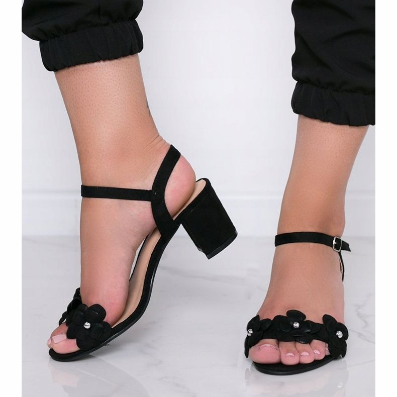 Mustat sandaalit postissa, jossa on Little Havana -kukkia 1