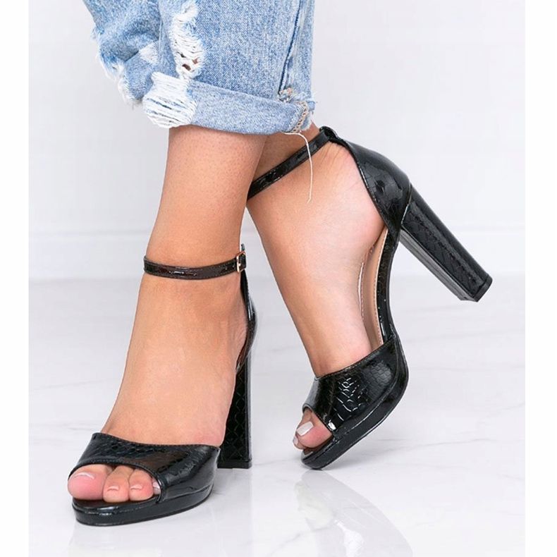 Mustat sandaalit pylväässä, jossa on Millo -käärmeen kuvio 2