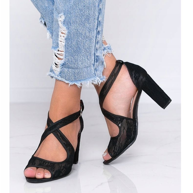 Mustat pitsisandaalit Beth -postissa 1