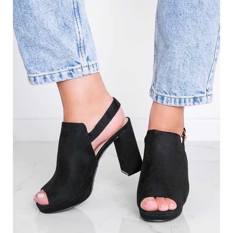 Mustat sandaalit Pimp -postissa 1