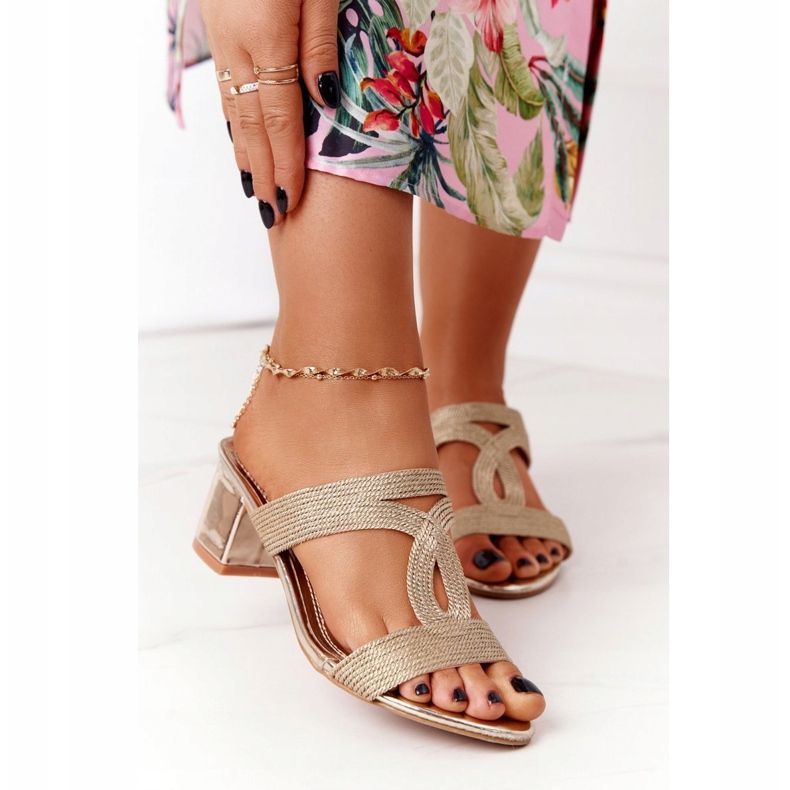 PG1 Lakatut kultaiset sandaalit kantapäässä Carmen kultainen 2