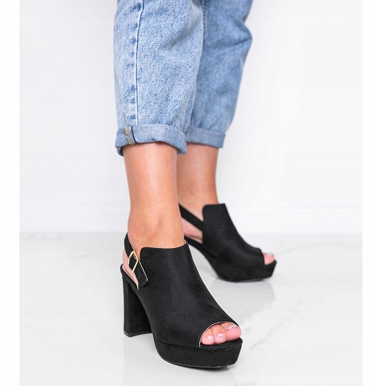 Mustat sandaalit Lordlyn postauksessa 1