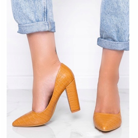 Ruskeat pumput pylväässä, jolla on This Way -käärmeen motiivi 1