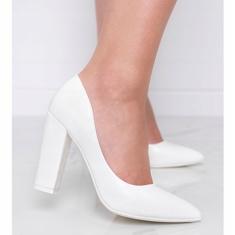 Valkoiset pumput pylväässä, jossa on käärmeen ihon kuvio tällä tavalla valkoinen 1