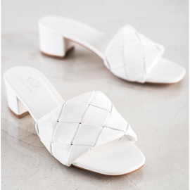 Small Swan Tikatut tossut postissa valkoinen 1