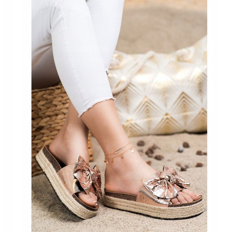 SHELOVET Kiiltävät tossut jousella kultainen 1