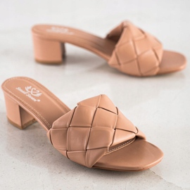 Small Swan Tikatut tossut postissa beige 1