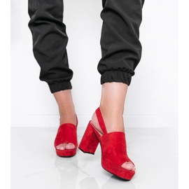 Chikien punaiset sandaalit postauksessa punainen 1