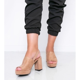 Beige sandaalit Chikie -postauksessa 1