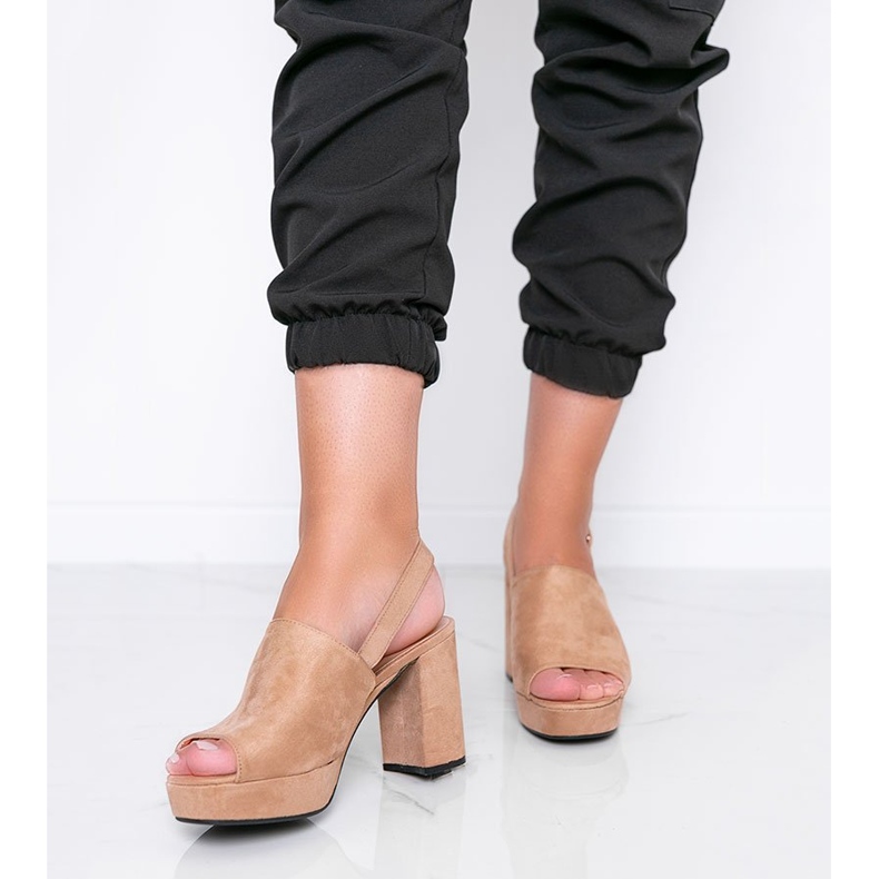 Beige sandaalit Chikie -postauksessa 1