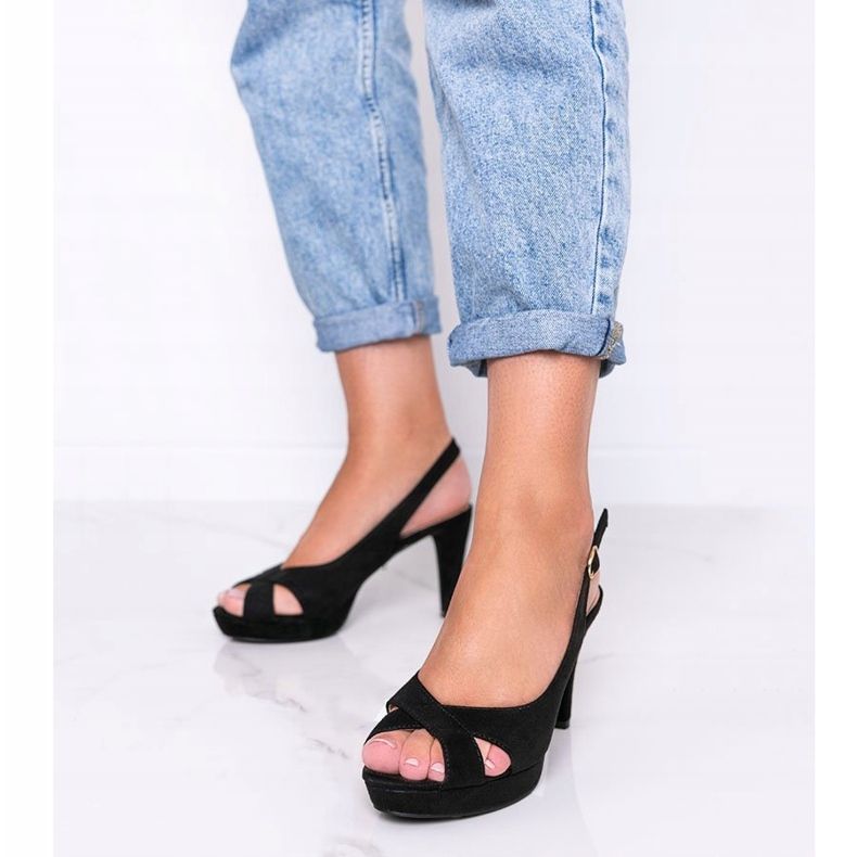 Big Girlin mustat sandaalit korkokenkässä 1