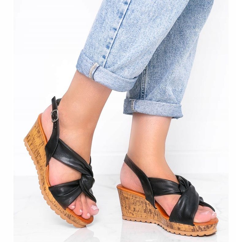 Buenos Airesin mustat kiilamaiset sandaalit 1