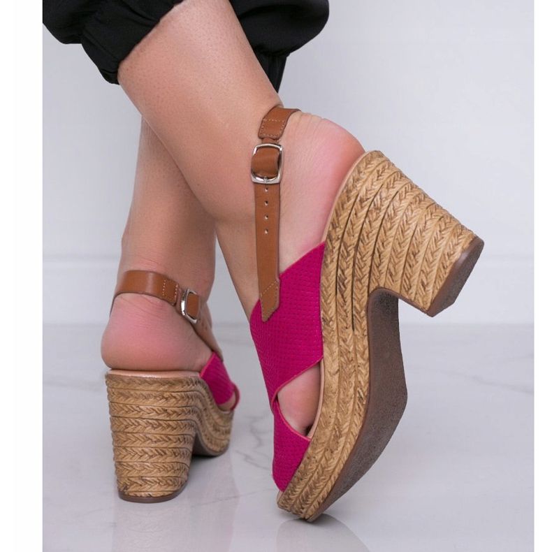 Vaaleanpunaiset sandaalit Magic Woman -postauksessa vaaleanpunainen 1