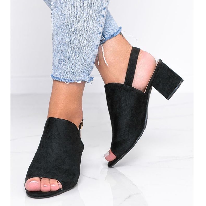 Mustat sandaalit pylväässä, jossa on Blubbery -päällinen 1