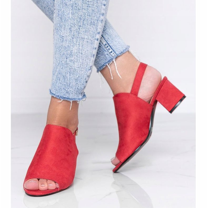 Punaiset sandaalit postissa, jossa on Blubbery -varsi punainen 1