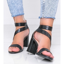 Mustat sandaalit Silver Dust -postissa 1