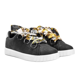 Kisionisin mustat lenkkarit, joissa satiinisidos 1