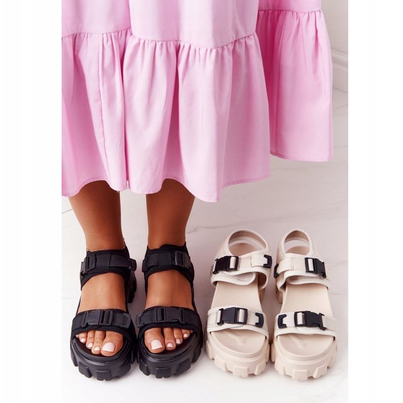 PS1 Sandaalit massiivisella mustalla alustalla lentää korkealla 1