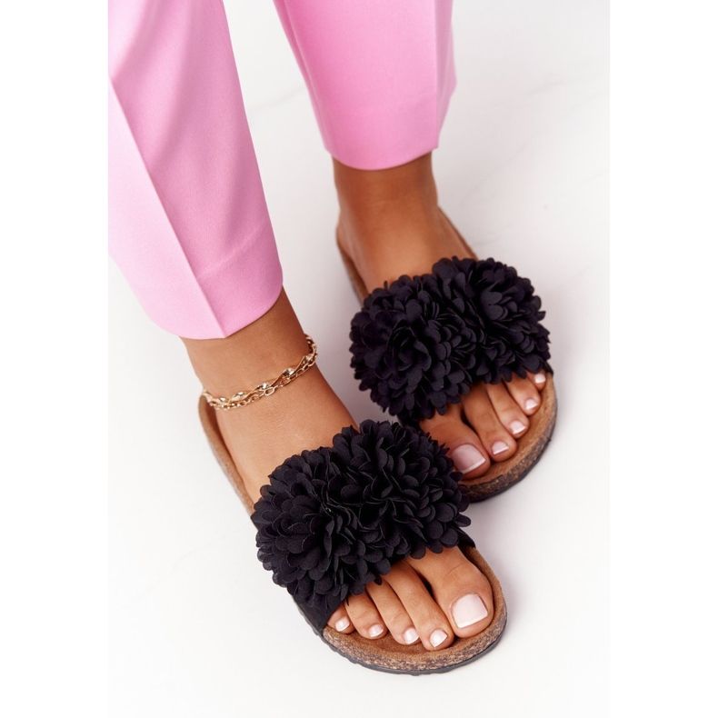 PE1 Musta kukkapommi korkkipohjassa 1