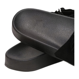 Vices 2040-38-musta 1