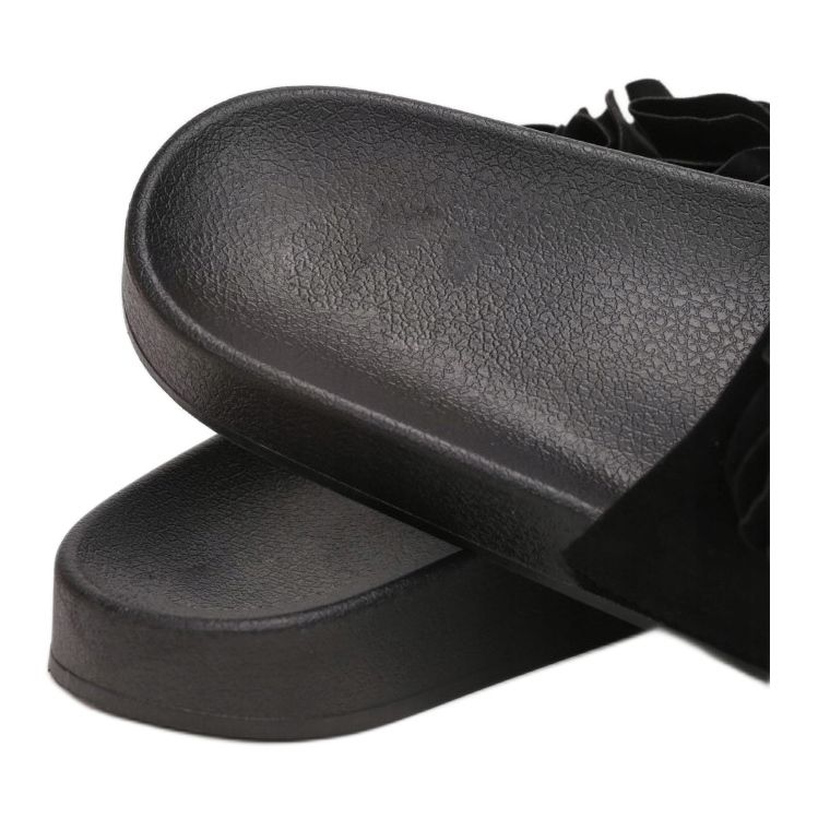 Vices 2040-38-musta 1