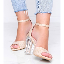 Beige pumput pylväässä, jossa on läpinäkyvä No Fear -kantapää 1