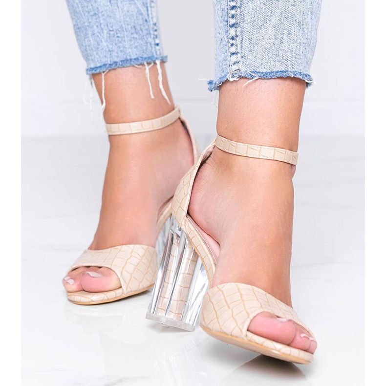 Beige pumput pylväässä, jossa on läpinäkyvä No Fear -kantapää 1