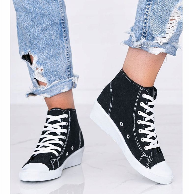 Mustat nilkkakorkeat lenkkarit Marine-kiilassa 1