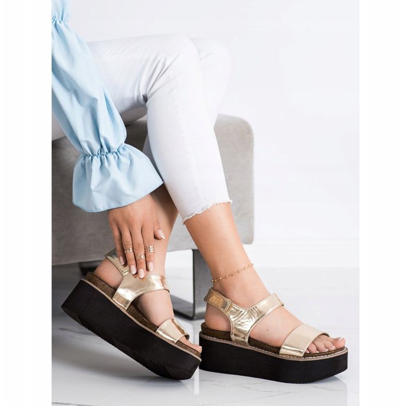 Corina Sandaalit muotialustalla kultainen 2