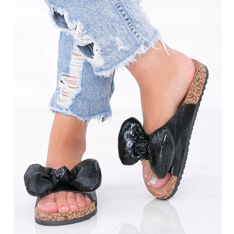 Mustat tossut, joissa rusetti Norrisilta 1