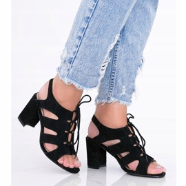 Isabellan postauksessa mustat nauhat 1