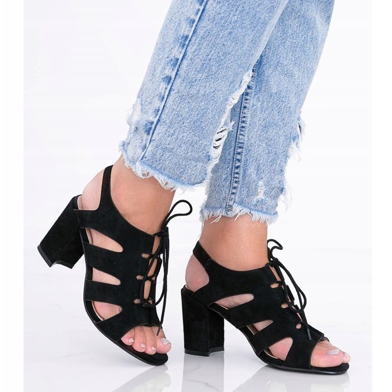 Isabellan postauksessa mustat nauhat 1