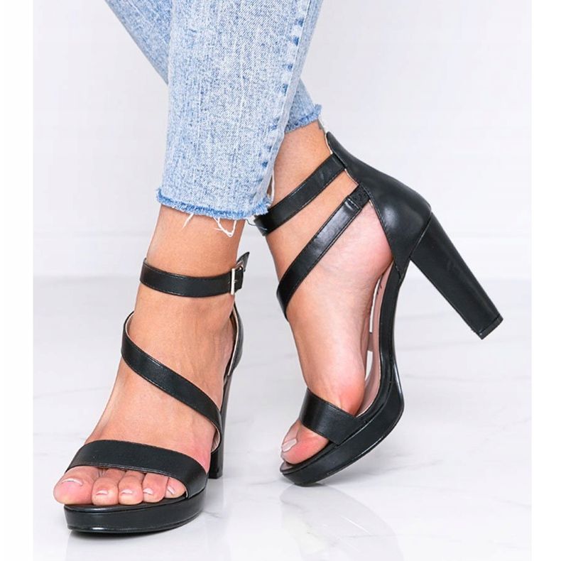 Mustat sandaalit Got You -alustalla 1