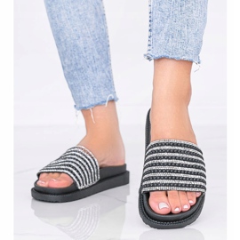 Trishan runsaasti koristellut mustat tossut 1